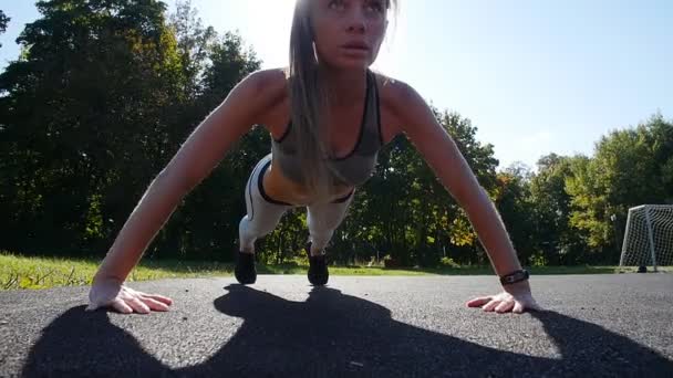 Fit mulher fazendo treinamento de fitness núcleo prancha completa exercício ao ar livre. Para cima. — Vídeo de Stock