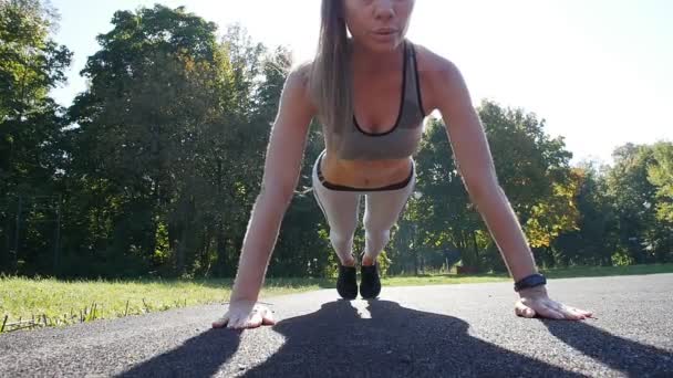 Fit mulher fazendo treinamento de fitness núcleo prancha completa exercício ao ar livre. Para cima. — Vídeo de Stock