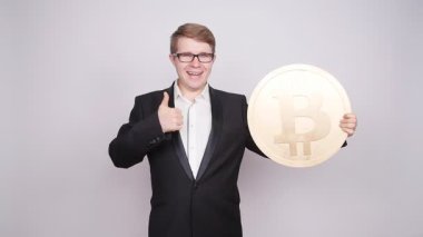 Bir adam bir büyük para bitcoin tutar