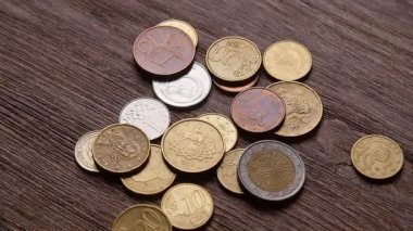bitcoin sikke ve euro masanın üzerine düşüyor