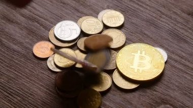 bitcoin sikke ve euro masanın üzerine düşüyor