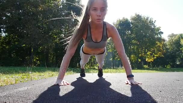 Fit женщина делает полный доски основные упражнения фитнес-тренировки работает на открытом воздухе. Толкай. — стоковое видео