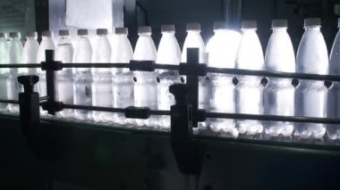 Şişelenmiş su imalatı. Konveyör fabrikasında
