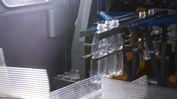 Fábrica de botellas de plástico — Vídeo de stock