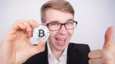 Elinde Bitcoin tutan adam