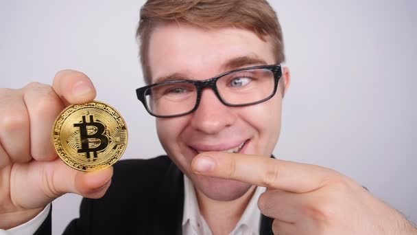 Man met Bitcoin in zijn hand — Stockvideo