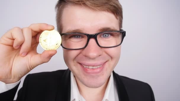 Mężczyzna trzymający bitcoiny w ręku — Wideo stockowe