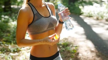 Genç sporcumuz içme gün batımında yaz ormanda çalıştırdıktan sonra su