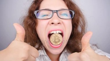 Bir altın Bitcoin para tutan deli kadın