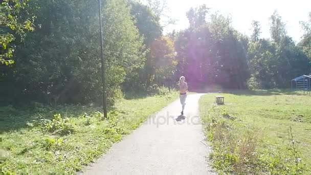 年轻的健康妇女在森林小径上奔跑 — 图库视频影像