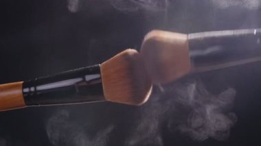 Makyaj fırçaları tozu ile