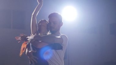 Genç dans latin müzik çift. Bachata, merengue, salsa. Karanlık oda