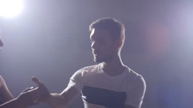 Genç dans latin müzik çift. Bachata, merengue, salsa. Karanlık oda