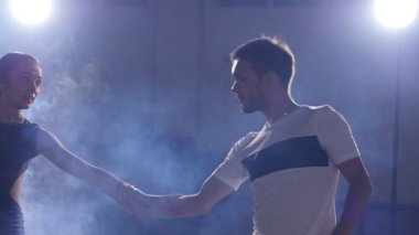 Bachata karanlık odada dans güzellik Çift
