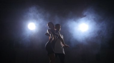 Bachata karanlık odada dans güzellik Çift