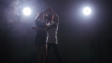 Bachata karanlık odada dans güzellik Çift