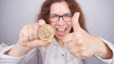 Altın Bitcoin tutan mutlu kadın