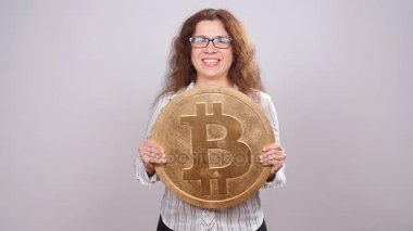 Altın Bitcoin tutan mutlu kadın