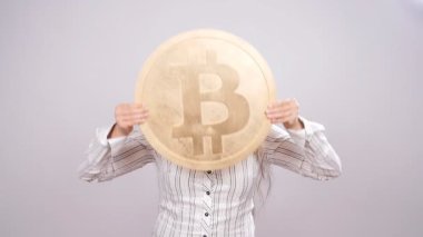 Altın Bitcoin tutan mutlu kadın