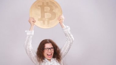 Altın Bitcoin tutan mutlu kadın