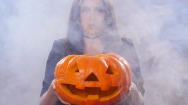 Kadın cadı duman kabak ile ayakta