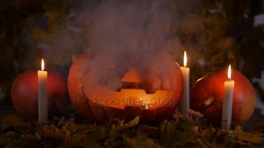 Ürpertici halloween pumpkins ve mumlar duman