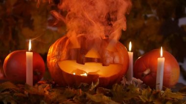 Ürpertici halloween pumpkins ve mumlar duman