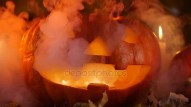 Ürpertici halloween pumpkins ve mumlar duman