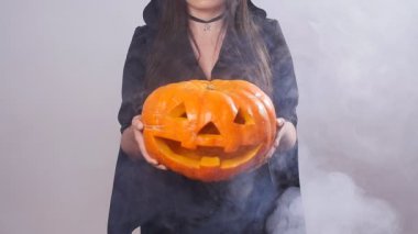 Kadın cadı duman kabak ile ayakta