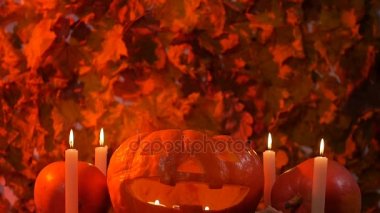 Ürpertici halloween pumpkins ve mumlar duman