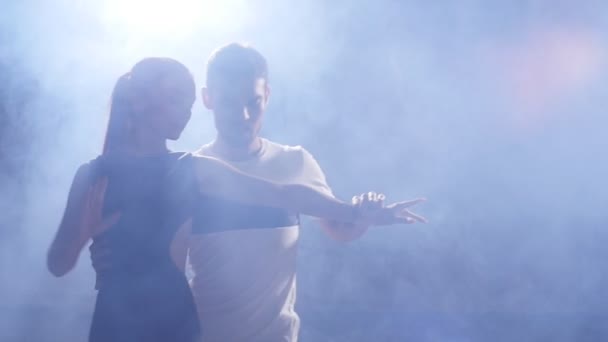 Junges Paar tanzt lateinamerikanische Musik — Stockvideo