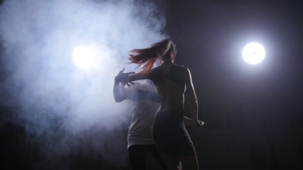 Молодая пара танцует латинскую музыку — стоковое видео