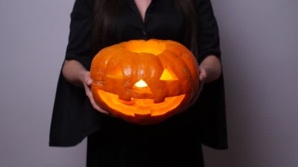 Bruja con una calabaza tallada. Concepto Halloween — Vídeos de Stock