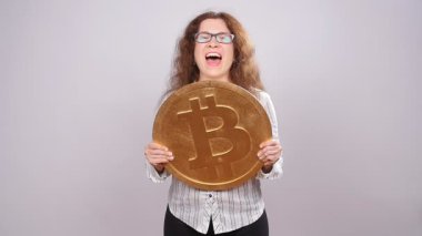 Altın Bitcoin tutan mutlu kadın