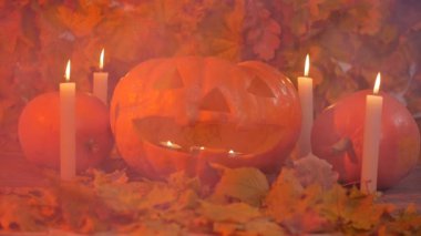 Halloween korkunç oyulmuş kabak sıcak ateş ve duman