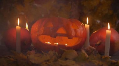 Halloween korkunç oyulmuş kabak sıcak ateş ve duman