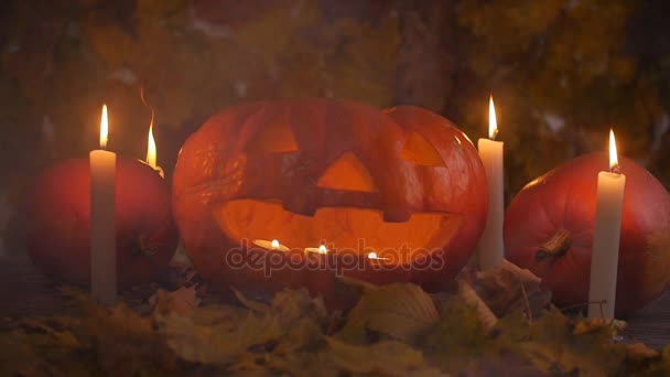 Gruselig geschnitzter Kürbis an Halloween in heißem Feuer und Rauch — Stockvideo