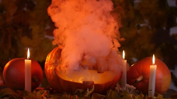 Ijesztő faragott sütőtök a Halloween-forró tűz és a füst — Stock videók