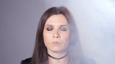 Duman poz bir kadın vampir