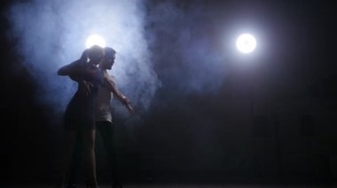 Dans bachata kapalı genç Çift