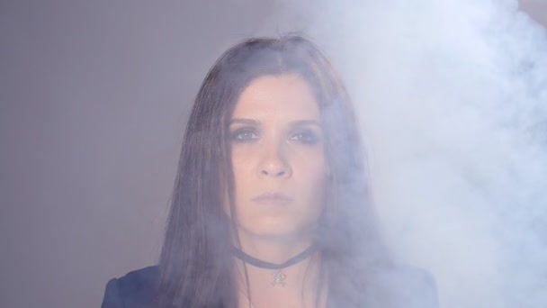 Женщина-вампир, позирующая в дыму — стоковое видео