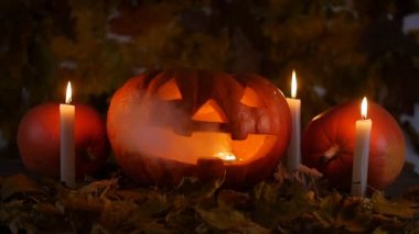 Halloween korkunç oyulmuş kabak sıcak ateş ve duman