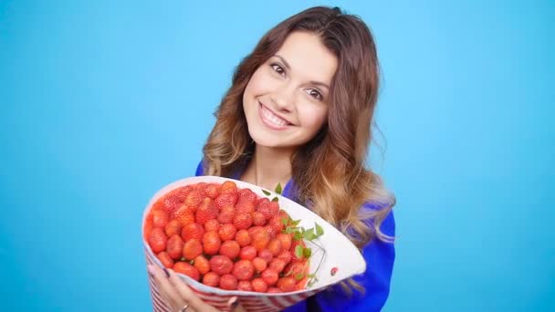 Una giovane donna carina con un bouquet di fragole — Video Stock