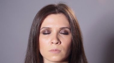 Koyu makyaj ile esmer kadın