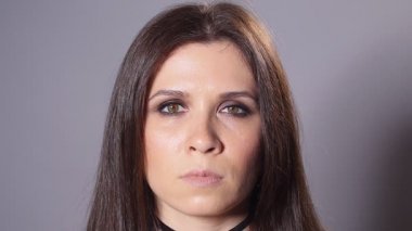 Koyu makyaj ile esmer kadın