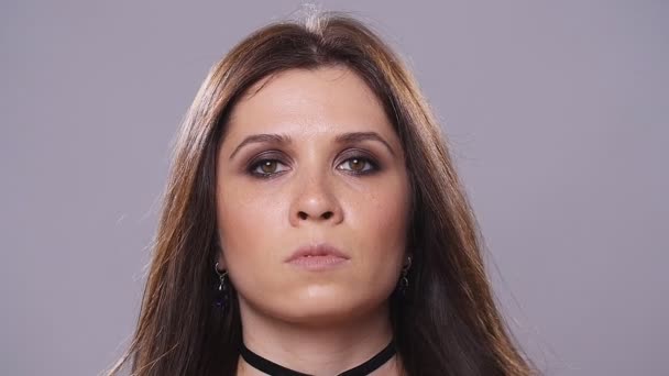 Mujer morena con maquillaje oscuro — Vídeos de Stock