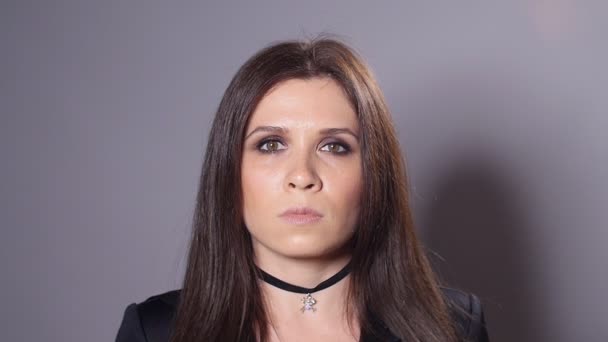 Brünette Frau mit dunklem Make-up — Stockvideo