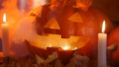 Halloween korkunç oyulmuş kabak sıcak ateş ve duman