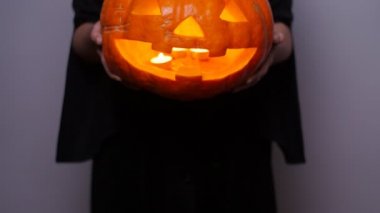 Oyulmuş kabak ile cadı. Cadılar Bayramı kavramı