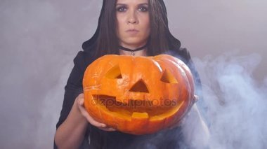 Kadın kabak duman ile ayakta